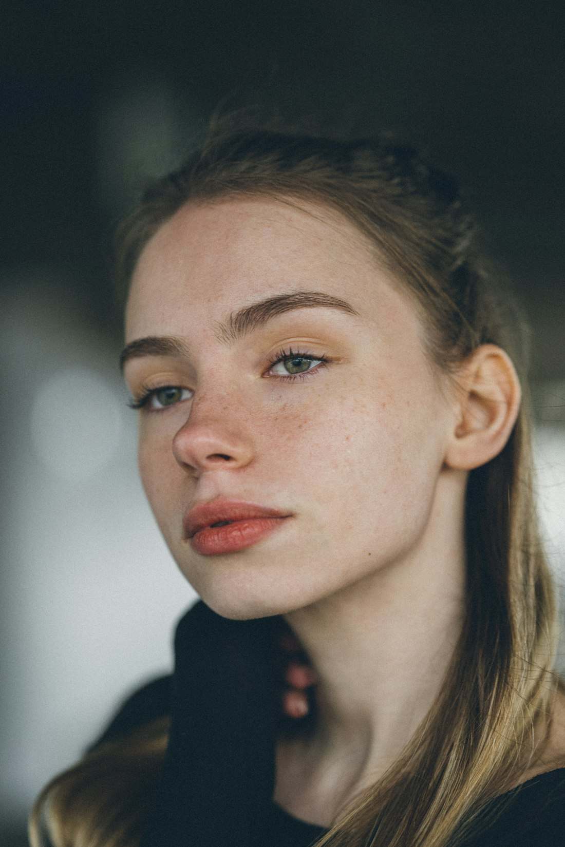 Lívia Torres Maia, mulher jovem de sardas e cabelo castanho, em retrato de perto