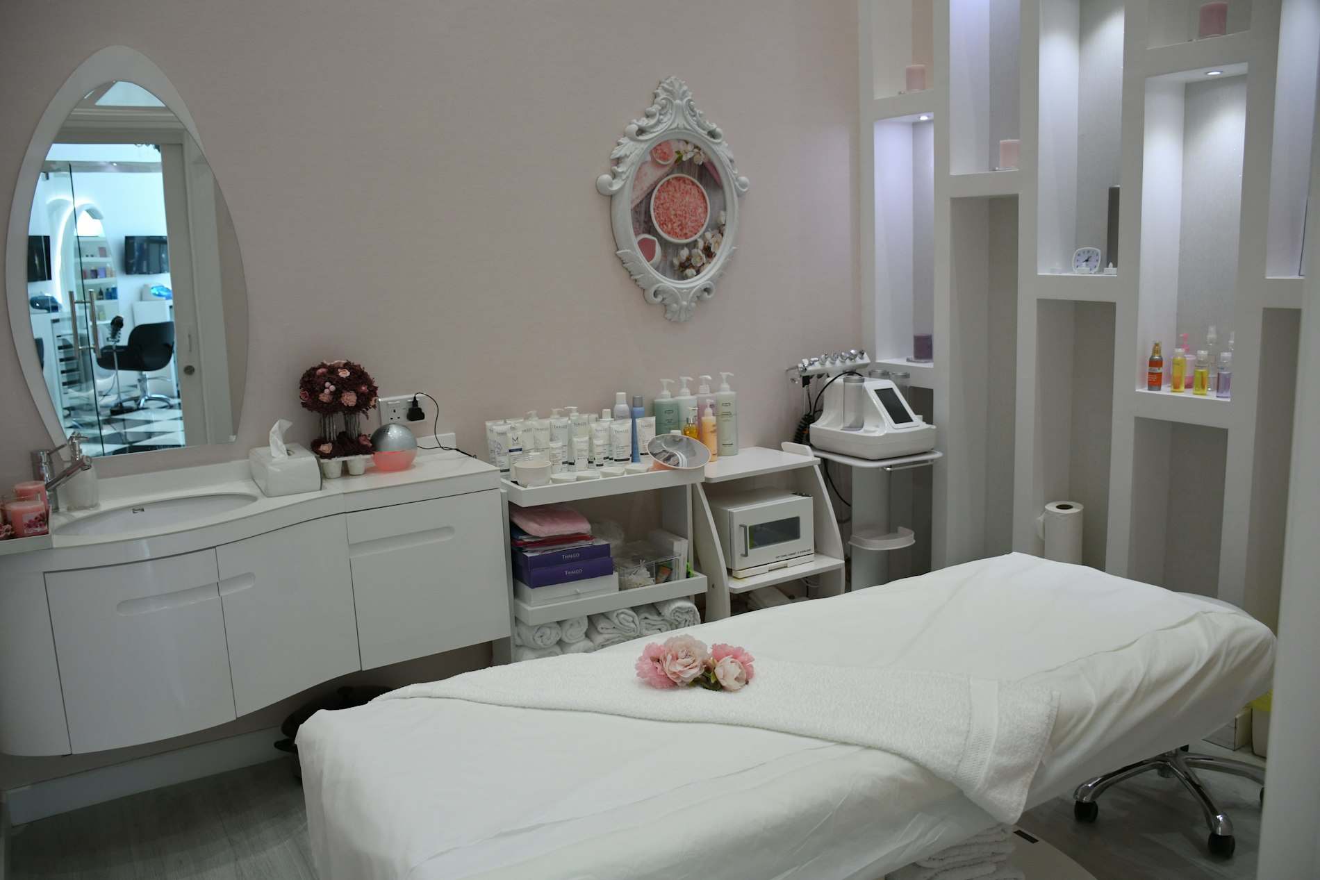Sala clara com maca e equipamentos de estética