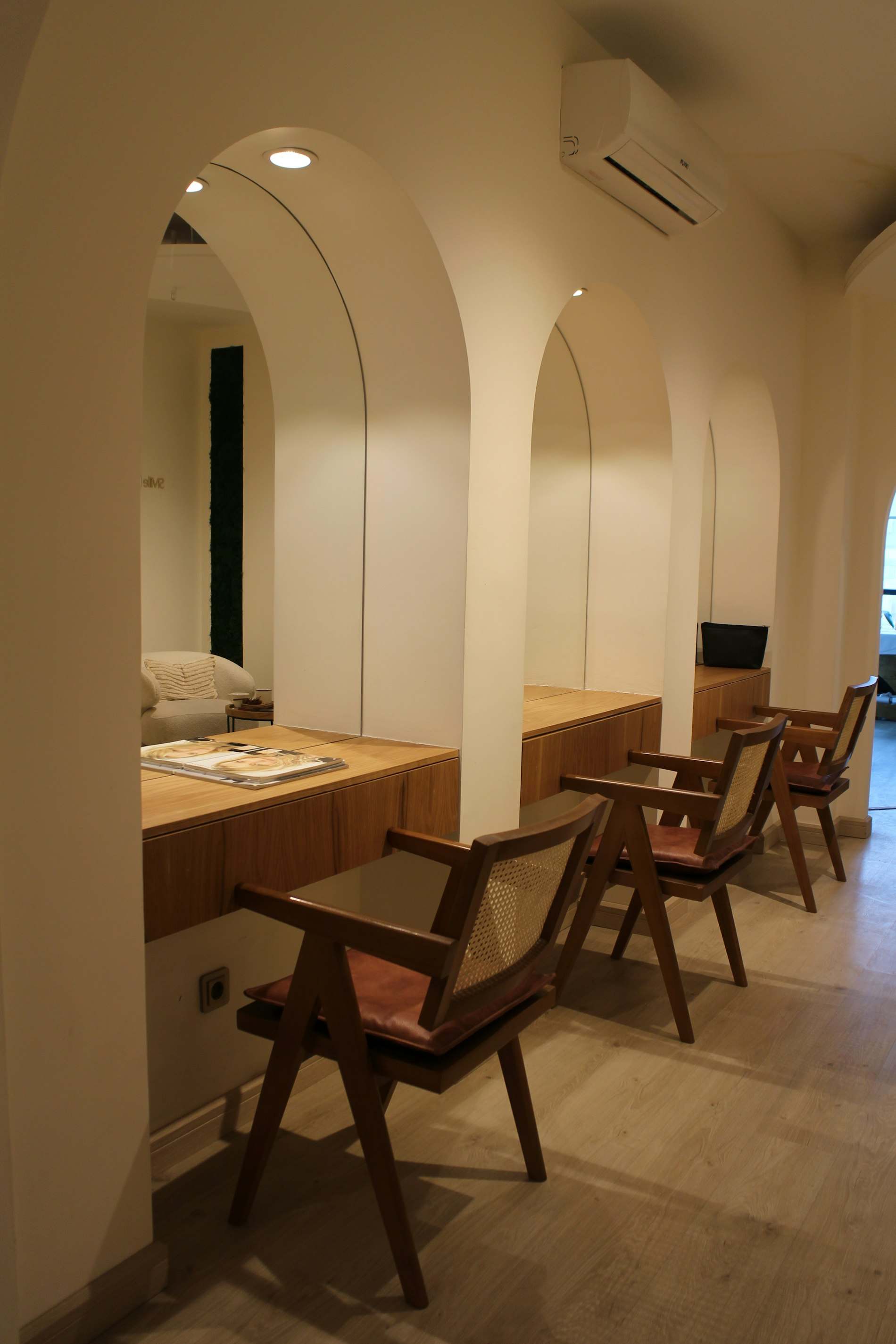 Ambiente com mesa e cadeiras de madeira em tons claros